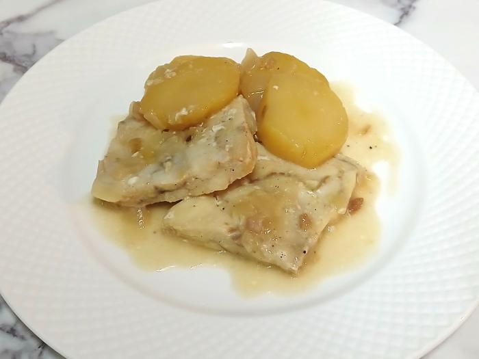 Rybí filé na cibuli a slanině – Snadné recept z Ostatní státy kuchyně, hotový za Do 30 minut